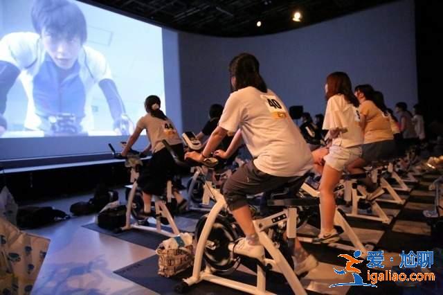 同步率MAX《飆速宅男真人日劇試映會》觀眾席座位全都是健身車…