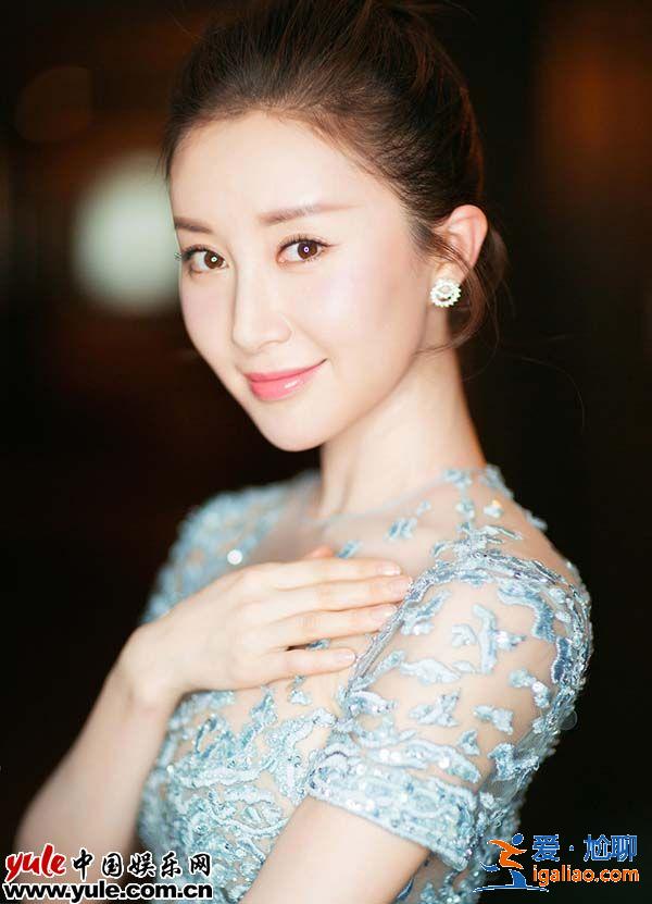 舒暢出席大學(xué)生電影節(jié) 仙氣紗裙盡顯優(yōu)雅動(dòng)人