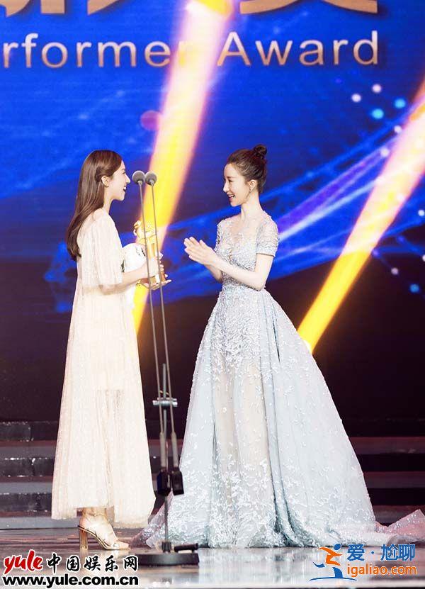 舒暢出席大學(xué)生電影節(jié) 仙氣紗裙盡顯優(yōu)雅動(dòng)人