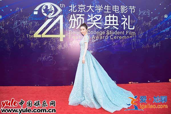 舒暢出席大學(xué)生電影節(jié) 仙氣紗裙盡顯優(yōu)雅動(dòng)人