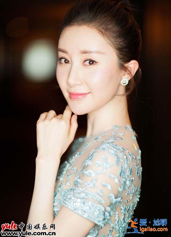 舒暢出席大學(xué)生電影節(jié) 仙氣紗裙盡顯優(yōu)雅動(dòng)人