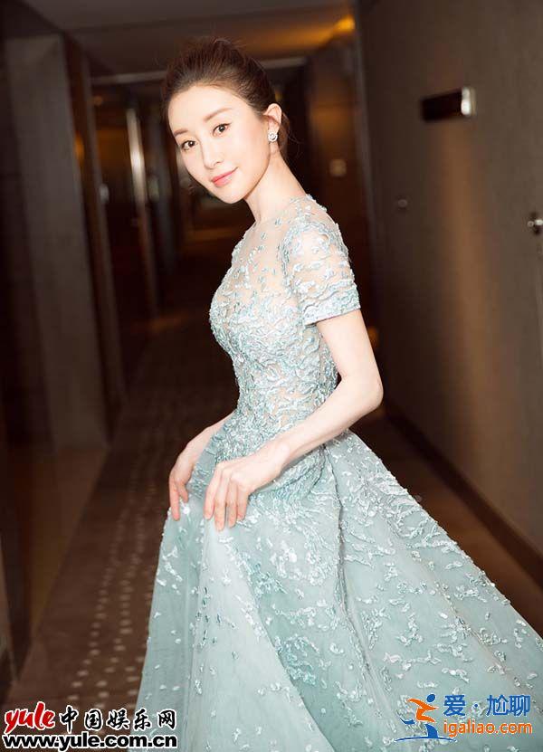 舒暢出席大學(xué)生電影節(jié) 仙氣紗裙盡顯優(yōu)雅動(dòng)人