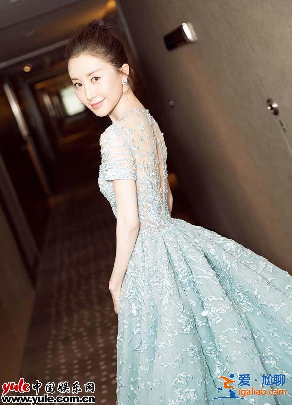 舒暢出席大學(xué)生電影節(jié) 仙氣紗裙盡顯優(yōu)雅動(dòng)人