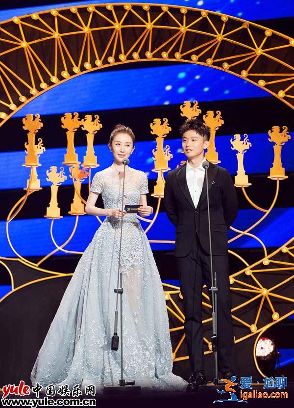 舒暢出席大學(xué)生電影節(jié) 仙氣紗裙盡顯優(yōu)雅動(dòng)人