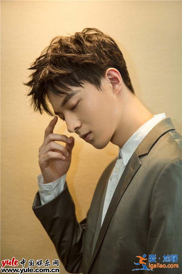 魏天浩西裝造型滿屏質感 溫潤少年洋溢優雅氣質