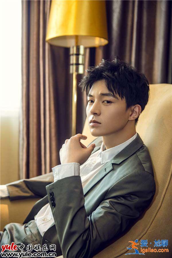 魏天浩西裝造型滿屏質感 溫潤少年洋溢優雅氣質