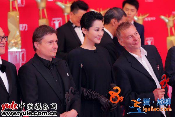 許晴颯氣亮相上影節(jié)紅毯  本屆金爵獎唯一女評委氣場十足