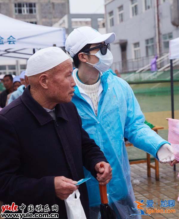 陳學(xué)冬助力韓紅愛(ài)心百人援寧  雨中疾走不停歇  心情未受影響