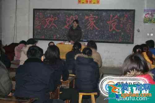 老師表揚了孩子，家長怎么回答？