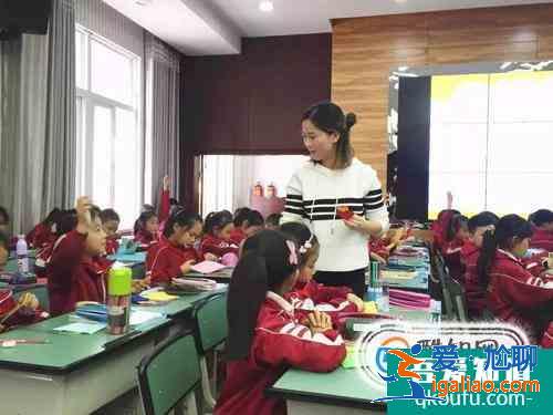 老師表揚了孩子，家長怎么回答？