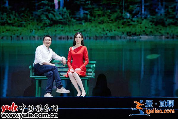 唐嫣受邀參加慶十九大詩歌朗誦會 深情朗誦獲現場掌聲不斷