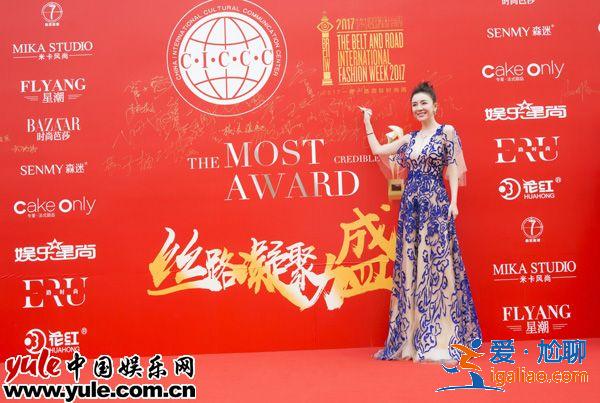 呂佳容時尚盛典化身“藍精靈” 獲最具潛力女演員獎