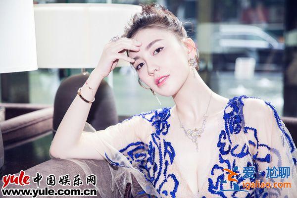 呂佳容時尚盛典化身“藍精靈” 獲最具潛力女演員獎