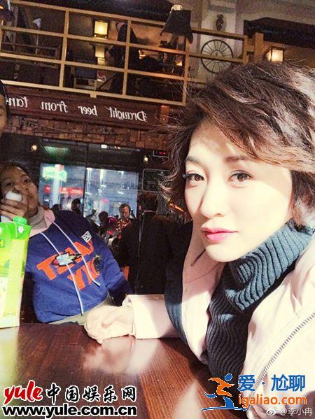 行走的反光板！李小冉曬新照 白到呲光