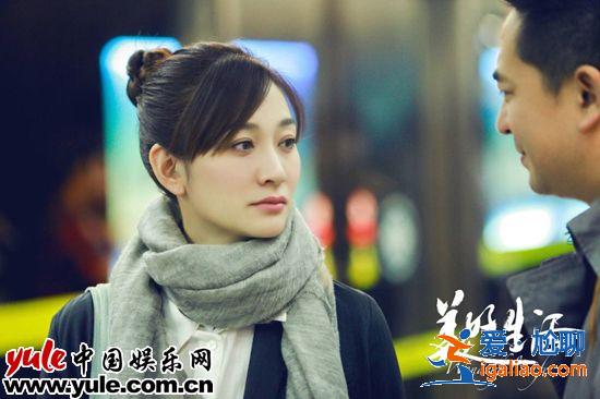 行走的反光板！李小冉曬新照 白到呲光