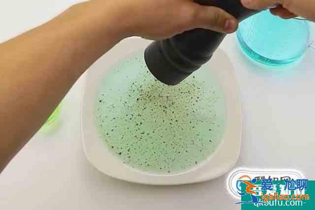 科學小實驗：四處逃竄的胡椒粉？