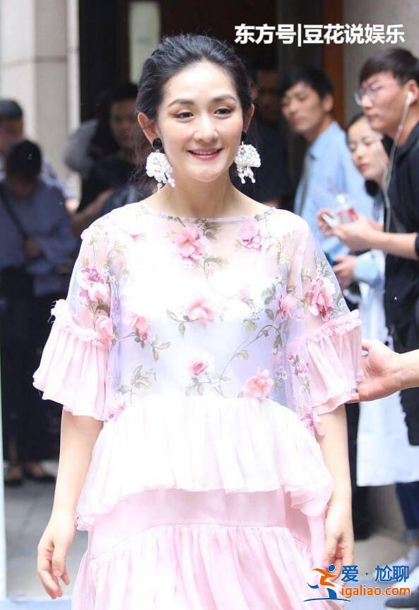謝娜出席活動成焦點，笑容憔悴惹人憐！網友：娜姐太拼了！