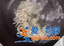 水芹炒雞柳怎么做？？