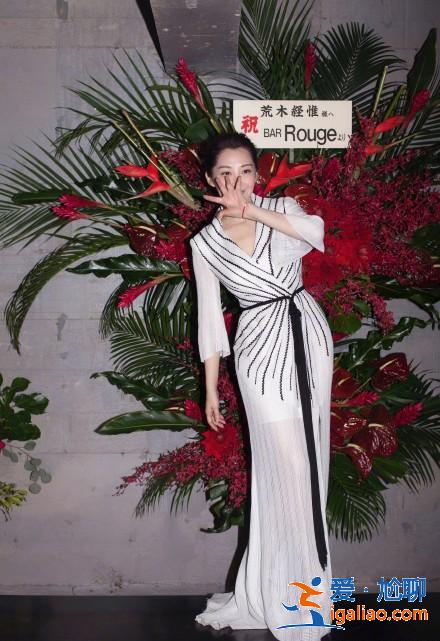 許晴曬照慶50歲生日,穿透視長裙甜美優雅少女感爆棚 許晴曬照慶50歲生日,穿透視長裙甜美優雅少女感爆棚