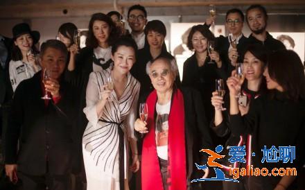 許晴曬照慶50歲生日,穿透視長裙甜美優雅少女感爆棚 許晴曬照慶50歲生日,穿透視長裙甜美優雅少女感爆棚