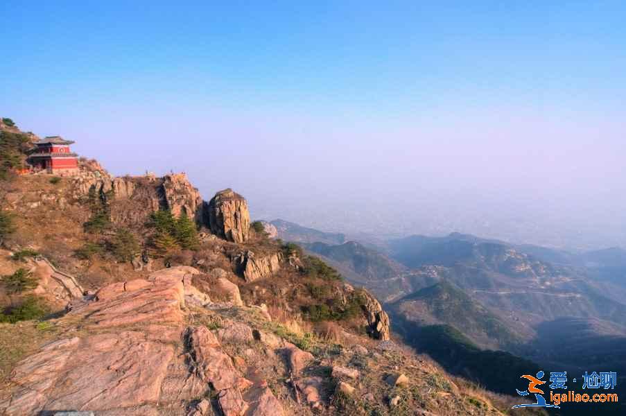 泰山站和泰安站是一個站嗎，哪個離泰山近？