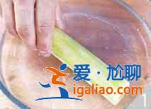 萵筍炒雞胗怎么做？？