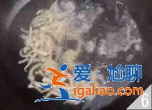 金針菇炒雞絲怎么做？？