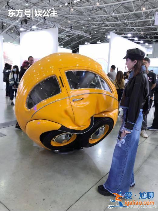 林志穎老婆看藝術(shù)展，穿著打扮是亮點(diǎn)！真的太愛穿破洞褲了！