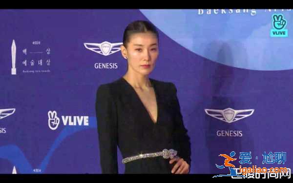 韓國百想大賞6美 IU紅毯造型長發、李荷妮開深V辣翻？