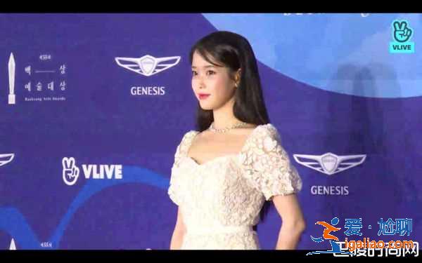 韓國百想大賞6美 IU紅毯造型長發、李荷妮開深V辣翻？