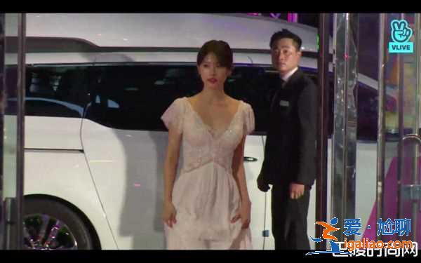 韓國百想大賞6美 IU紅毯造型長發、李荷妮開深V辣翻？