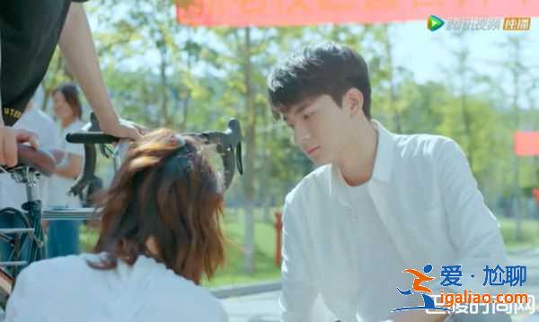 《致我暖暖的小時光》首播笑入坑 怪咖學霸撞車錯包拿衛生巾? 《致我暖暖的小時光》首播笑入坑 怪咖學霸撞車錯包拿衛生巾?