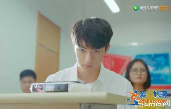 《致我暖暖的小時光》首播笑入坑 怪咖學霸撞車錯包拿衛生巾? 《致我暖暖的小時光》首播笑入坑 怪咖學霸撞車錯包拿衛生巾?