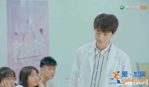 《致我暖暖的小時光》首播笑入坑 怪咖學霸撞車錯包拿衛生巾? 《致我暖暖的小時光》首播笑入坑 怪咖學霸撞車錯包拿衛生巾?