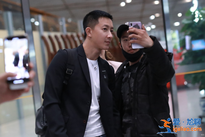 韓庚和女友現身機場 不同框畫面依舊甜cry