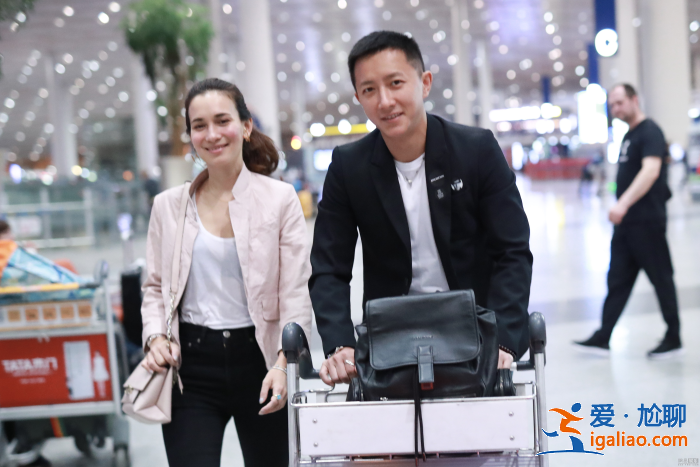 韓庚和女友現身機場 不同框畫面依舊甜cry