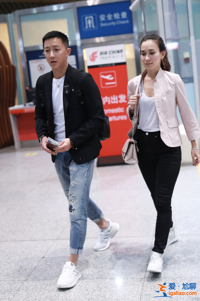 韓庚和女友現身機場 不同框畫面依舊甜cry