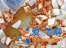 辣白菜炒肥腸怎么做？？