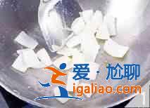 辣白菜炒肥腸怎么做？？