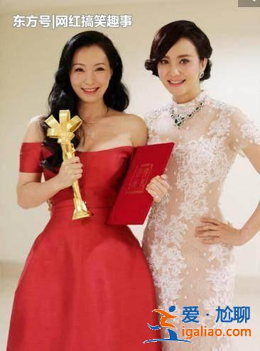 50歲的大陶紅和47歲的小陶虹相對比，神似雙胞胎，人生差距卻