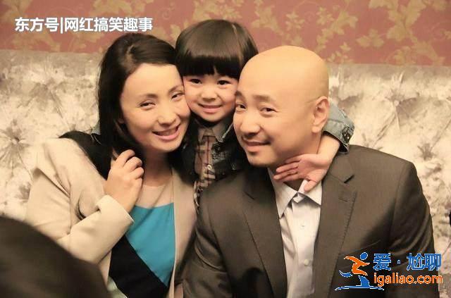 50歲的大陶紅和47歲的小陶虹相對比，神似雙胞胎，人生差距卻