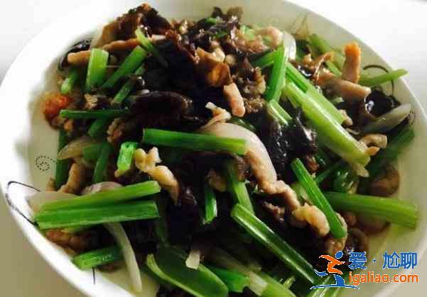 豬肉芹菜炒木耳的做法 這菜每周吃一次，清脂排毒顯？