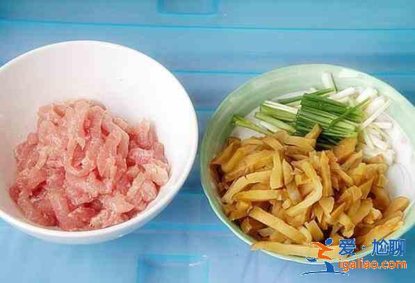 豬肉芹菜炒木耳的做法 這菜每周吃一次，清脂排毒顯？