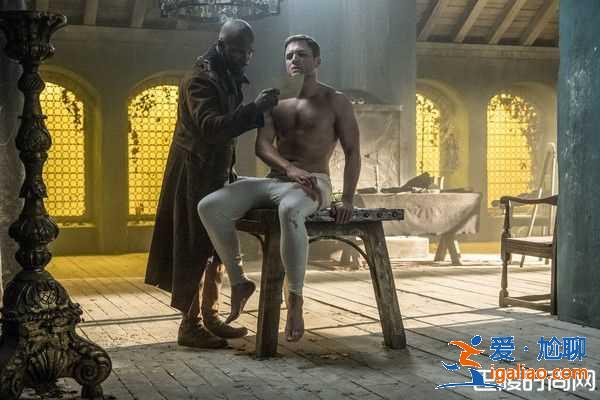 《羅賓漢：起源》埃哲頓狂秀大胸肌影帝贊天生英雄料子？