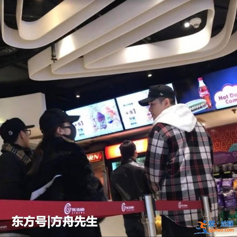 鄧紫棋和男朋友看電影被偶遇,兩人一前一后分開走十分低調 鄧紫棋和男朋友看電影被偶遇,兩人一前一后分開走十分低調