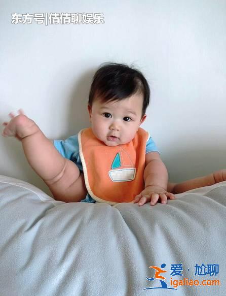 朱丹曬女兒近照，小小丹頭發越來越濃密，胖嘟嘟模樣不輸李奕霆！