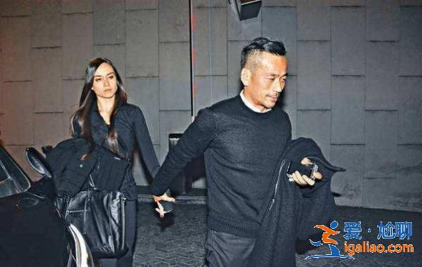 娛樂大亨洗米華與原配一起慶生,洗米嫂穿著性感大秀好身材 娛樂大亨洗米華與原配一起慶生,洗米嫂穿著性感大秀好身材