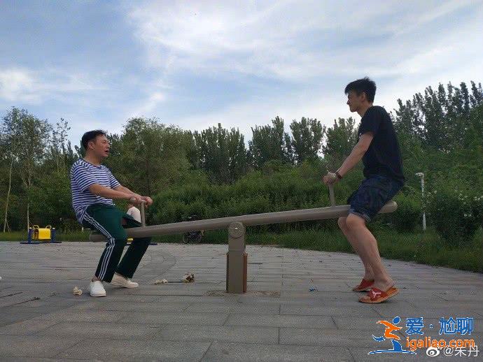 小小丹與朋友同框背影超萌，朱丹直言他們兩小無猜像極了爸