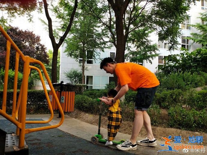 小小丹與朋友同框背影超萌，朱丹直言他們兩小無猜像極了爸