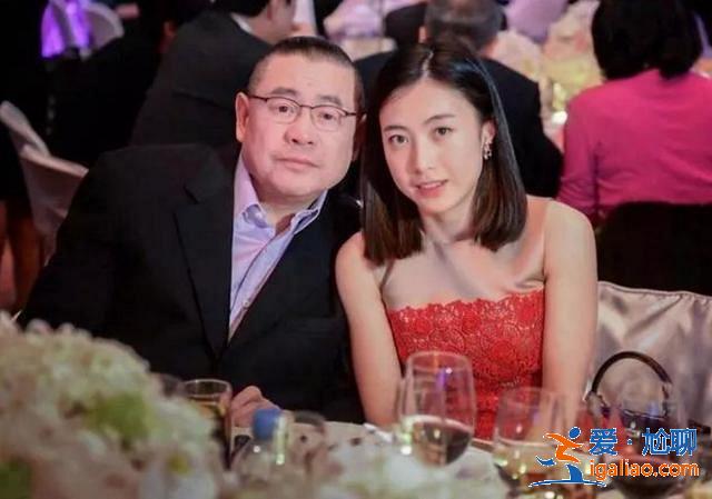 400億富婆甘比穿名牌現身卻被吐槽土，首次公開回應劉鑾雄近況